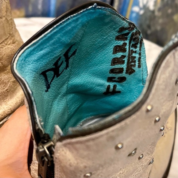 Corral Western Ankle Boots Cream Studded Distressed Rhinestone Zip Size 10 EUC - Picture 5 of 9